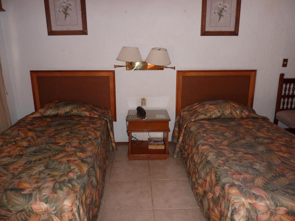 Hotel Bajo El Volcan Куернавака Номер фото